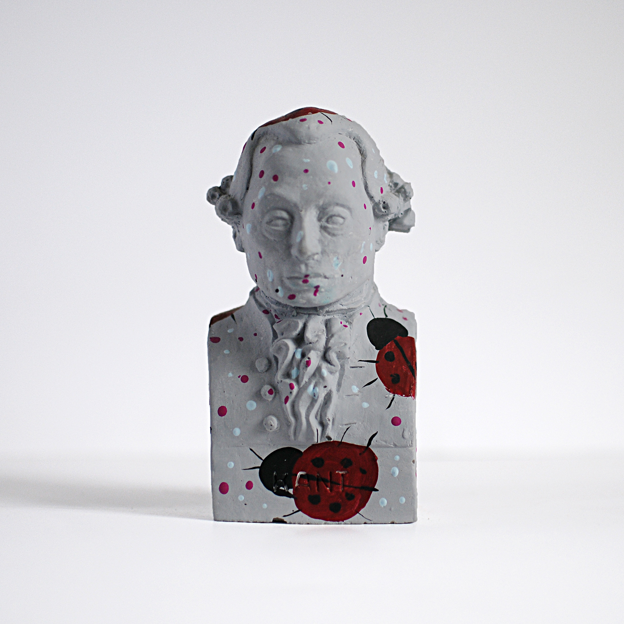 Изображение Бюст Канта Бюст Канта с божьими коровками