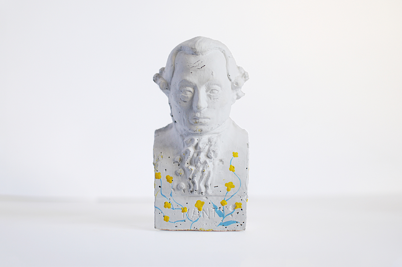 Изображение Бюст Канта Бюст Канта с жёлтыми цветами, белый